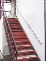 90cm以上幅広直線の室外階段